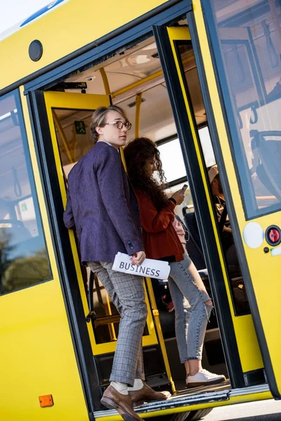 Człowiek, wprowadzając autobus — Zdjęcie stockowe