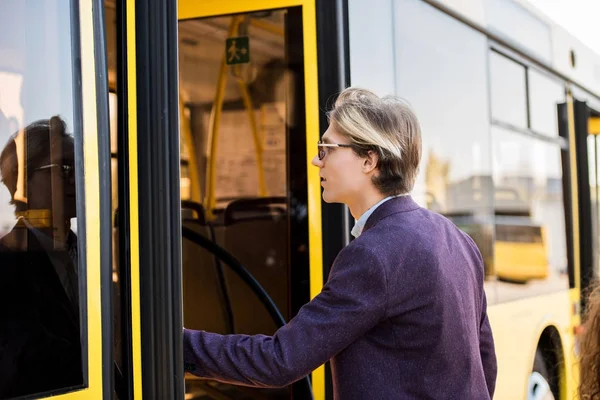 A fiatalember belépő busz — Stock Fotó