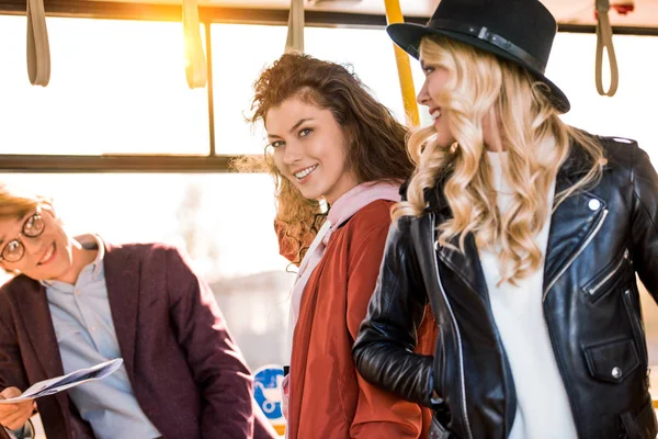 Junge Leute im Bus — Stockfoto