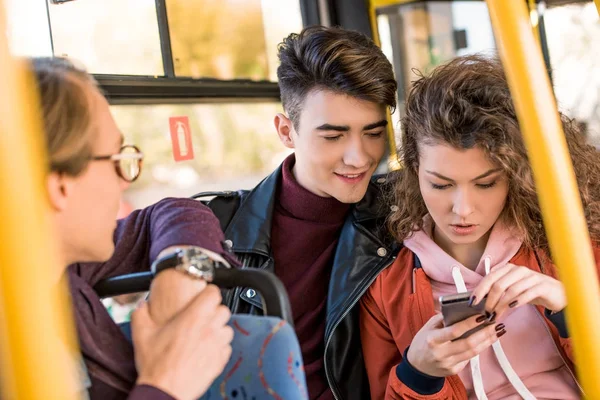 Młodzi ludzie w autobusie — Zdjęcie stockowe