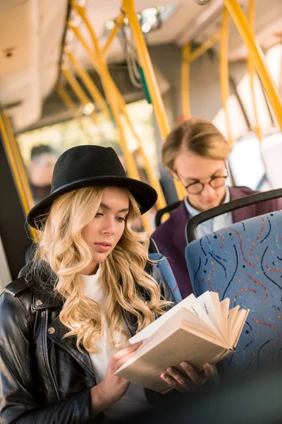 Flicka läsebok i buss — Stockfoto