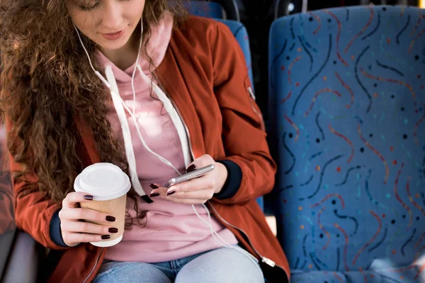 Chica usando smartphone en autobús — Foto de Stock