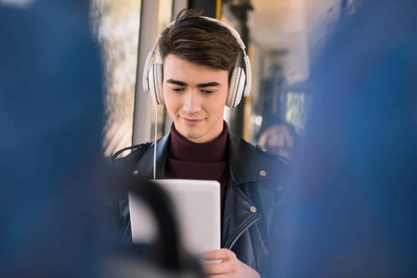 Man in koptelefoon met digitale tablet — Stockfoto