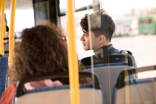 Молодые люди в автобусе — стоковое фото
