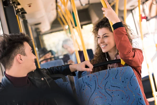 Sorridente coppia in autobus — Foto Stock