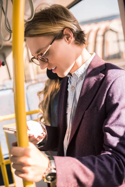 Člověk používající smartphone v autobuse — Stock fotografie zdarma