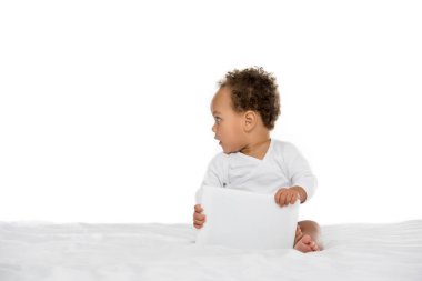 tablet ile Afro-Amerikan yürümeye başlayan çocuk