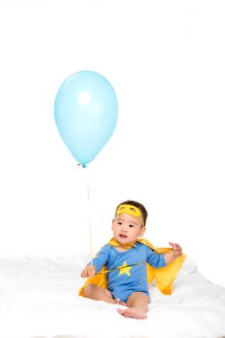 Balon ile Asya yürümeye başlayan çocuk