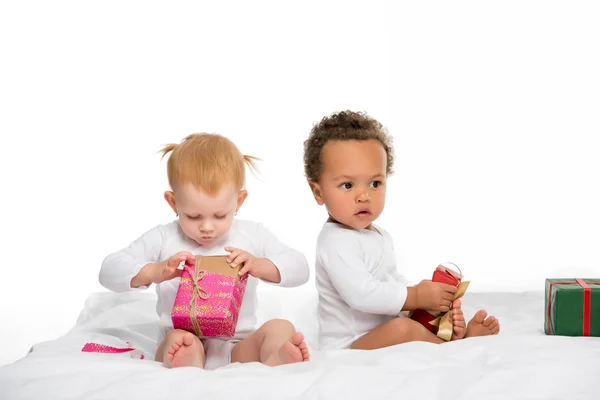 Multietniskt småbarn med inslagna gåvor — Stockfoto