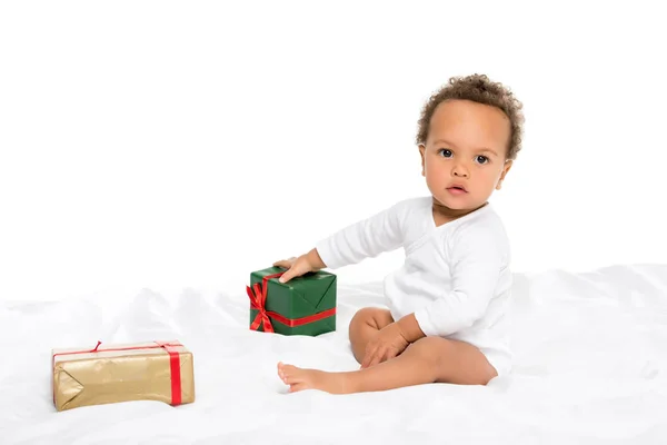 Afro-amerikai kisgyermek ajándékokkal — Stock Fotó