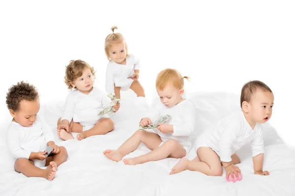 Multikulti-Kleinkinder mit Bargeld und Kreditkarten — Stockfoto