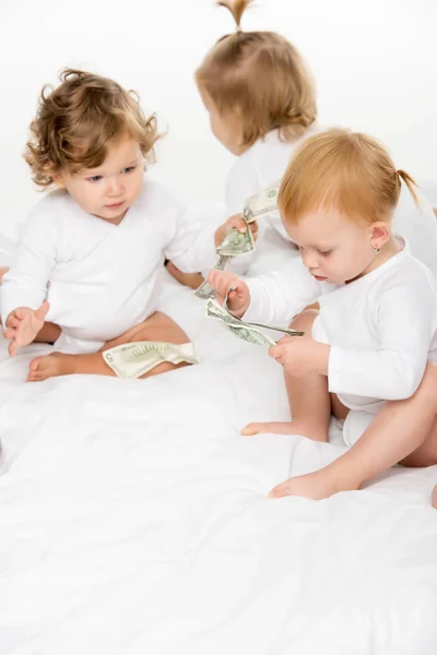 Peuter meisjes houden van contant geld — Stockfoto