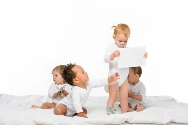 Niños multiculturales con dinero y tableta —  Fotos de Stock