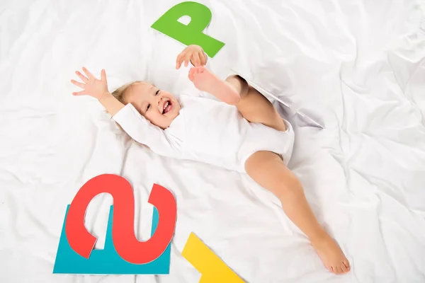 Bebê feliz com letras de papel — Fotografia de Stock