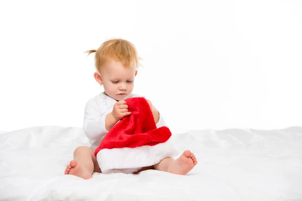 Baby mit Weihnachtsmütze — kostenloses Stockfoto