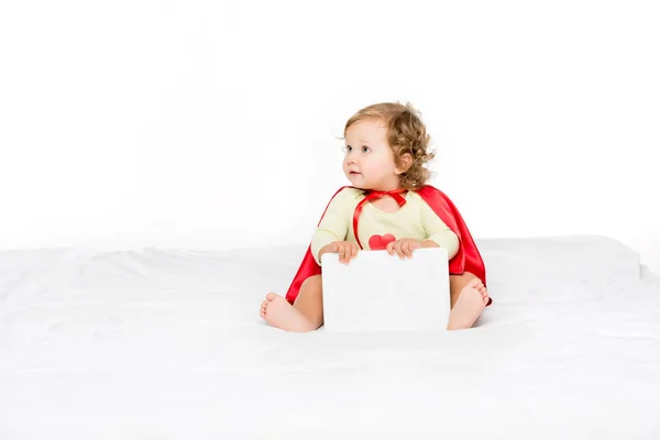 Peuter in superheld cape met tablet — Stockfoto