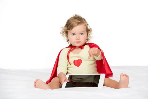 Niño pequeño en capa de superhéroe con tableta — Foto de Stock