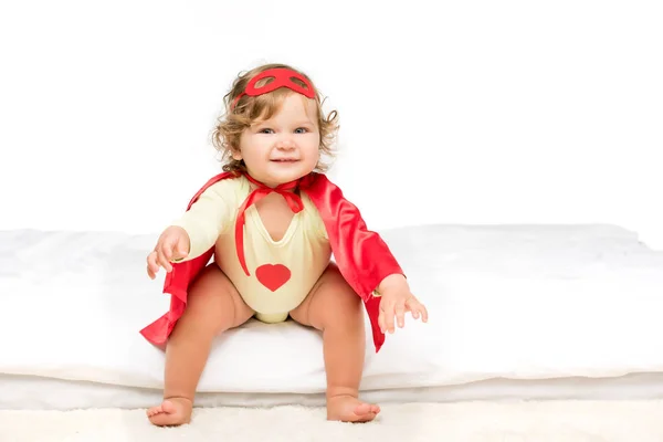 Малюк в костюмі супергероя — стокове фото