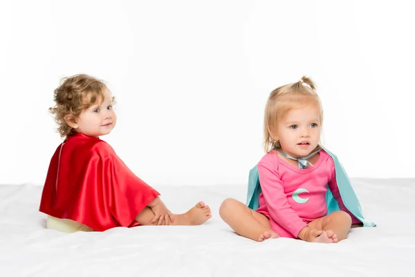 Peuter meisjes in superheld capes — Stockfoto