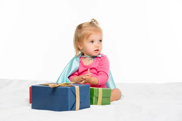 Ребенок с обернутыми подарками — стоковое фото