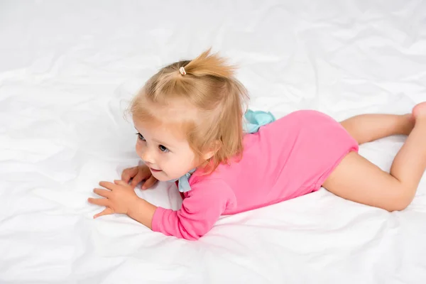 Schattige baby in Romper — Stockfoto