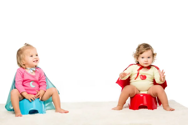 Niños pequeños sentados en macetas — Foto de Stock