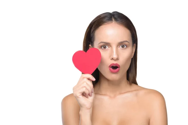 Chica sosteniendo el símbolo del corazón — Foto de stock gratis