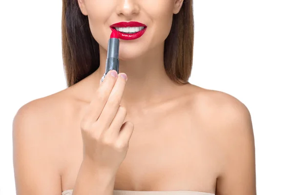 Jonge vrouw die lippenstift aanbrengt — Gratis stockfoto