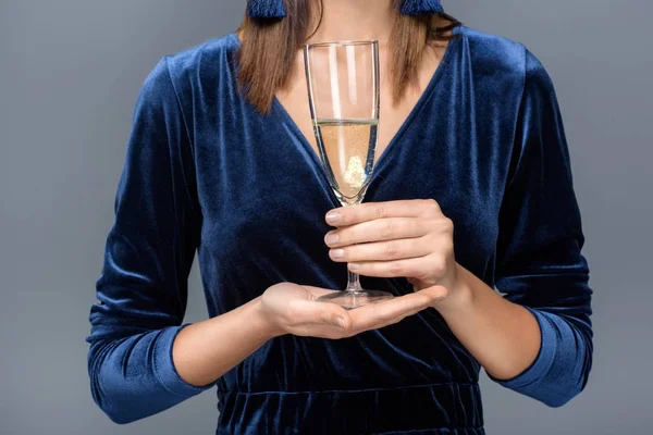 Woman holding glass of champagne — Free Stock Photo
