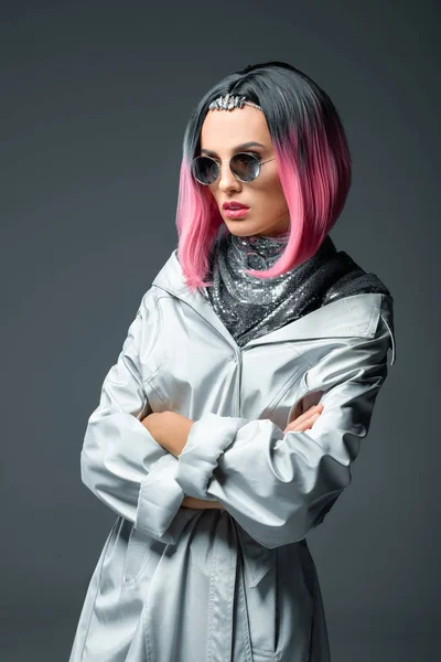 Fashionabla flicka med rosa hår — Stockfoto