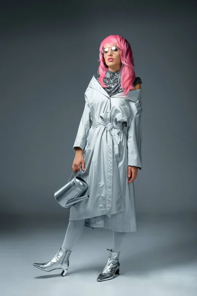Menina na moda com regar pode — Fotografia de Stock