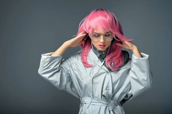 Menina elegante com fones de ouvido — Fotografia de Stock