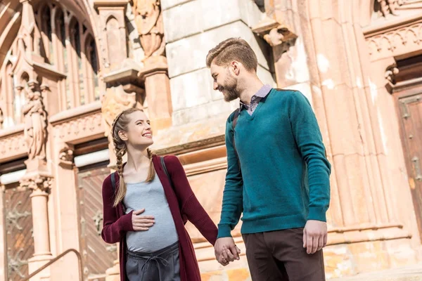 Marido e mulher andando na rua — Fotografia de Stock