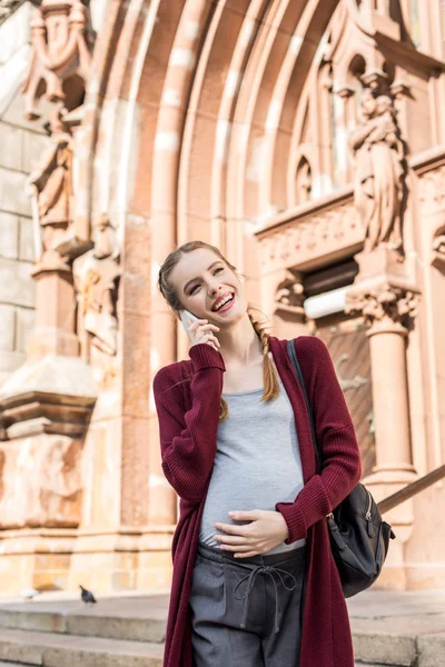 Zwangere vrouw praten over smartphone — Gratis stockfoto