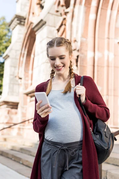 Hamile kadın ile smartphone — Ücretsiz Stok Fotoğraf