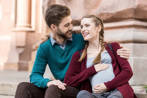 Marido e mulher olhando um para o outro — Fotografia de Stock