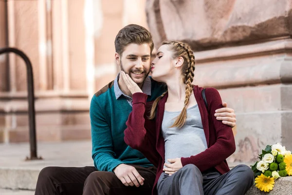 Mujer besando marido — Foto de Stock