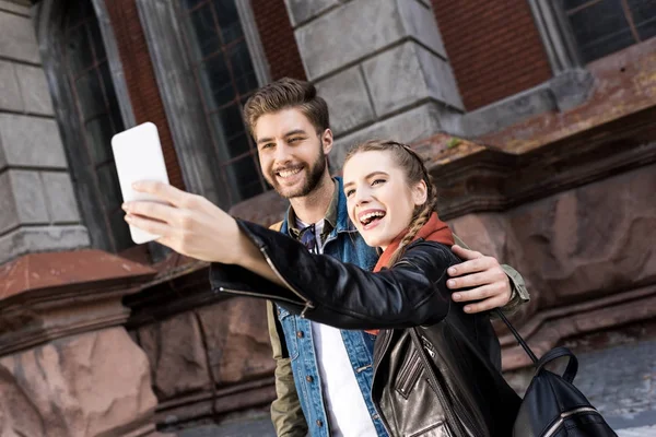 Pareja tomando selfie juntos — Foto de Stock