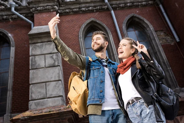 Casal tomando selfie juntos — Fotografia de Stock