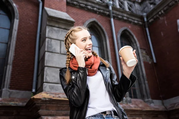 Frau telefoniert auf Straße mit Smartphone — Stockfoto