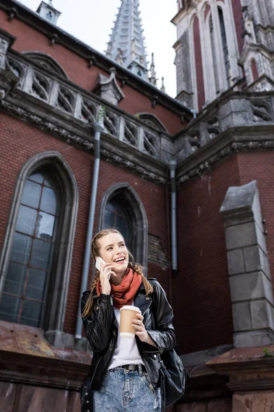 Wanita berbicara di smartphone di jalan — Stok Foto