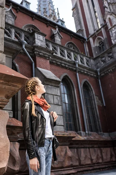 Thoughtful woman on street — Free Stock Photo