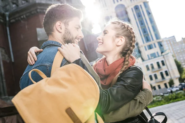 Paar knuffelen op straat — Gratis stockfoto