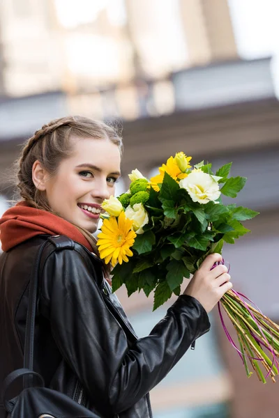 Donna felice con mazzo di fiori — Foto Stock