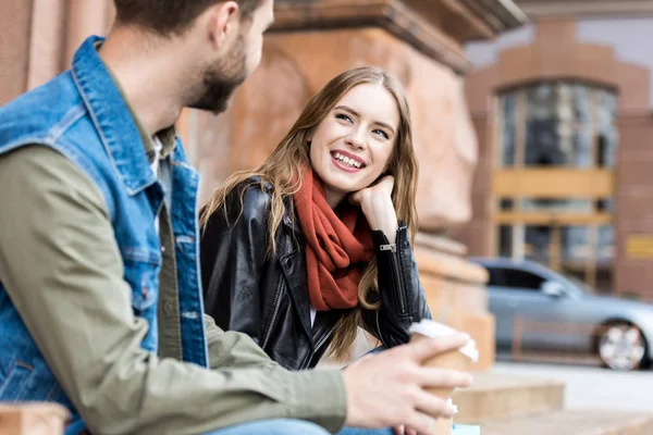 Lachende vrouw kijken naar vriend — Stockfoto