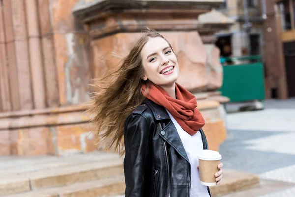 Счастливая женщина с кофе, чтобы пойти — стоковое фото