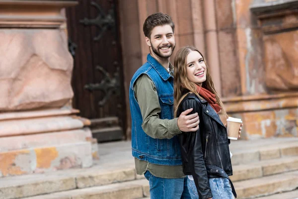 Pareja enamorada caminando por la calle —  Fotos de Stock