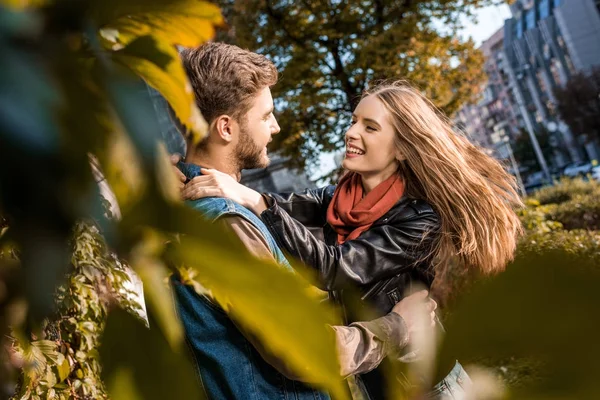 Casal feliz no parque de outono — Fotografia de Stock