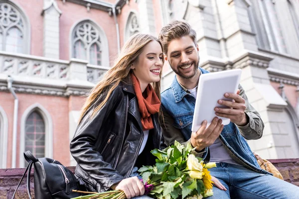 Coppia con tablet su strada — Foto Stock