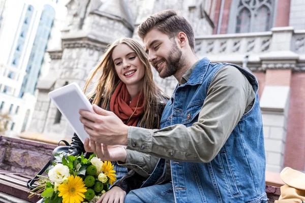 Couple with tablet on street — Stock Photo, Image